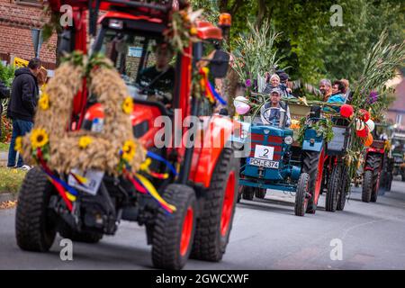 Dobbertin, Deutschland. Oktober 2021. Das traditionelle Landeserntefest Mecklenburg-Vorpommern beginnt mit einer Parade durch die Gemeinde. Mit einem Festgottesdienst, der Parade mit historischer Landtechnik und einem Kunst- und Handwerksmarkt auf dem Festgelände werden gleichzeitig Thanksgiving und der Tag der Deutschen Einheit gefeiert. Quelle: Jens Büttner/dpa-Zentralbild/dpa/Alamy Live News Stockfoto