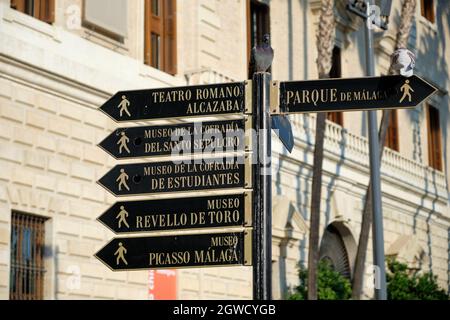 Sings zeigen auf Museen, alcazaba und den Park von Malaga, Spanien. Stockfoto