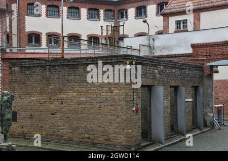 Potsdam, Deutschland. Oktober 2021. Drei Freigangzellen stehen im Hof des ehemaligen U-Internierungslagers des Bundesministeriums für Staatssicherheit (MfS). Die Gedenkstätte 'Lindenstraße' erhält die Plakette 'Demokratie' und hält einen Tag der offenen Tür ab. Nach dem Zweiten Weltkrieg nutzte der KGB es als Untersuchungshaftanstalt, nach der es zu einem Untergefängnis der MfS wurde. Quelle: Bernd Settnik/dpa/Alamy Live News Stockfoto