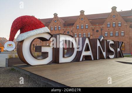 DANZIG, POLEN - 2020. JANUAR 17. Danzig Schild mit rotem Weihnachtsmann Hut auf. Stockfoto