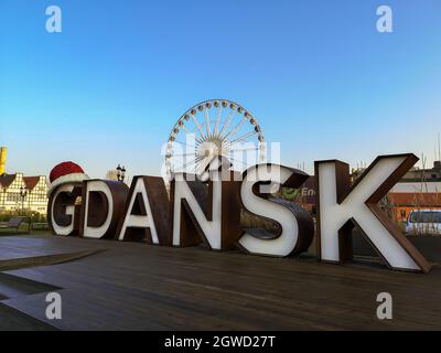 DANZIG, POLEN - 2020. JANUAR 17. Danzig Schild mit rotem Weihnachtsmann Hut auf. Stockfoto