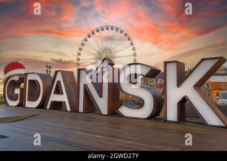 DANZIG, POLEN - 2020. JANUAR 17. Danzig Schild bei schönem Sonnenuntergang am Riesenrad. Stockfoto