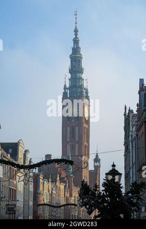 DANZIG, POLEN - 2020. JANUAR 17. DANZIG, POLEN - 2020. JANUAR 17. Uhrturm des Danziger Rathauses in der Weihnachtszeit. Stockfoto