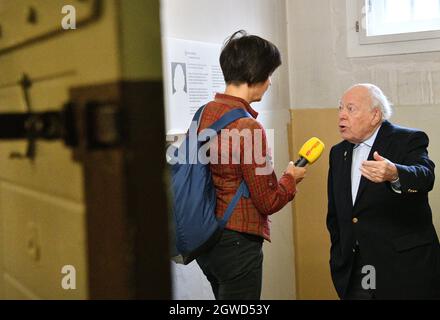 Potsdam, Deutschland. Oktober 2021. Jochen Stern spricht mit einem Radioreporter an der Gedenkstätte 'Lindenstraße' in seiner Zelle, wo er 1947 vom KGB eingesperrt wurde. Das Gebäude, das vom KGB und der MfS als Untersuchungshaftanstalt genutzt wird, erhält die Plakette „Ort der Demokratie“ und hält einen Tag der offenen Tür ab. Quelle: Bernd Settnik/dpa/Alamy Live News Stockfoto