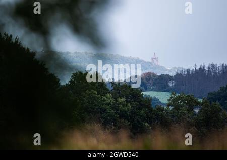 03. Oktober 2021, Nordrhein-Westfalen, Beerenkämpen: Das Kaiser-Wilhelm-Denkmal ist in der Ferne zu sehen. Foto: Lino Mirgeler/dpa Stockfoto