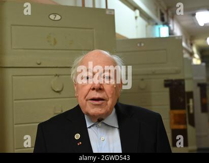 Potsdam, Deutschland. Oktober 2021. Jochen Stern steht vor der Zelle, in der er 1947 vom KGB in der Lindenstraße eingesperrt wurde. Das Gebäude, das vom KGB und der MfS als Untersuchungsgefängnis genutzt wurde, erhält die Plakette "Place of Democracy" und hält einen Tag der offenen Tür ab. Quelle: Bernd Settnik/dpa/Alamy Live News Stockfoto