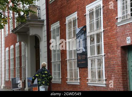 Potsdam, Deutschland. Oktober 2021. Die Gedenkstätte 'Lindenstraße' erhält die Plakette 'Demokratie' und hält einen Tag der offenen Tür ab. Das Kommandantenhaus wurde von König Friedrich Wilhelm I. als Wohnhaus erbaut. Nach dem Zweiten Weltkrieg benutzte der KGB es als Untersuchungsgefängnis und wurde dann zu einem Untergefängnis der MfS. Quelle: Bernd Settnik/dpa/Alamy Live News Stockfoto