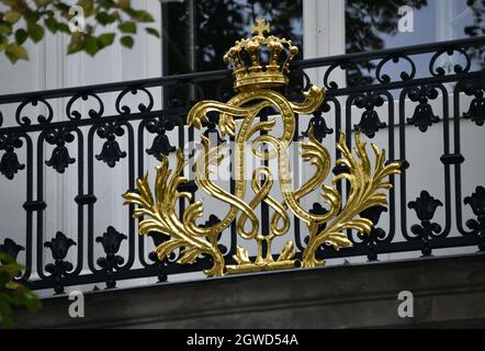 Potsdam, Deutschland. Oktober 2021. Das königliche Wappen hängt am Kommandantenhaus, das von König Friedrich Wilhelm I. als Residenz erbaut wurde. Nach dem Zweiten Weltkrieg wurde es zunächst vom KGB als Untersuchungsgefängnis genutzt und dann als Untergefängnis der MfS genutzt. Die Gedenkstätte 'Lindenstraße' erhält die Gedenktafel 'Ort der Demokratie' und hält einen Tag der offenen Tür ab. The Credit: Bernd Settnik/dpa/Alamy Live News Stockfoto