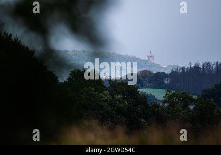 03. Oktober 2021, Nordrhein-Westfalen, Beerenkämpen: Das Kaiser-Wilhelm-Denkmal ist in der Ferne zu sehen. Foto: Lino Mirgeler/dpa Stockfoto