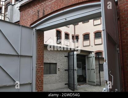 Potsdam, Deutschland. Oktober 2021. Das Tor zum Gefängnis des ehemaligen Untergrundhaftzentrums des Ministerium für Staatssicherheit (MfS) ist geöffnet. Die Gedenkstätte 'Lindenstraße' erhält die Plakette 'Demokratie' und hält einen Tag der offenen Tür ab. Nach dem Zweiten Weltkrieg nutzte der KGB es als Untersuchungshaftanstalt, nach der es zu einem Untergefängnis der MfS wurde. Quelle: Bernd Settnik/dpa/Alamy Live News Stockfoto