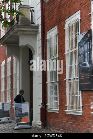 Potsdam, Deutschland. Oktober 2021. Die Gedenkstätte 'Lindenstraße' erhält die Plakette 'Demokratie' und hält einen Tag der offenen Tür ab. Das Kommandantenhaus wurde von König Friedrich Wilhelm I. als Wohnhaus erbaut. Nach dem Zweiten Weltkrieg benutzte der KGB es als Untersuchungsgefängnis und wurde dann zu einem Untergefängnis der MfS. Quelle: Bernd Settnik/dpa/Alamy Live News Stockfoto