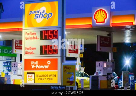 Bournemouth, Dorset, Großbritannien. Oktober 2021. Der Shell-Tankstelle an der Holdenhurst Road in Bournemouth in Dorset ist aufgrund von Panikeinkäufen und einem Mangel an LKW-Lieferfahrern der Treibstoff ausgelaufen. Die Tankstelle ist auch eine der teuersten in der Gegend, mit Benzin und Diesel wird mit 145,9 p pro Liter beworben. Bildnachweis: Graham Hunt/Alamy Live News Stockfoto