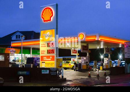 Bournemouth, Dorset, Großbritannien. Oktober 2021. Der Shell-Tankstelle an der Holdenhurst Road in Bournemouth in Dorset ist aufgrund von Panikeinkäufen und einem Mangel an LKW-Lieferfahrern der Treibstoff ausgelaufen. Die Tankstelle ist auch eine der teuersten in der Gegend, mit Benzin und Diesel wird mit 145,9 p pro Liter beworben. Bildnachweis: Graham Hunt/Alamy Live News Stockfoto