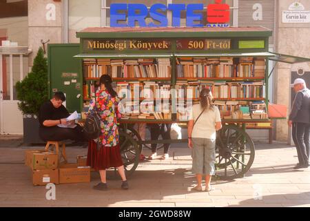 Mobile Buchhandlung verkaufen gebrauchte Bücher auf der Straße, Budapest, Ungarn Stockfoto