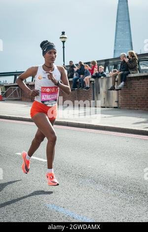 London, Großbritannien. Oktober 2021. Degitu AZIMERAW (ETH) übergibt beim London Marathon die Meile 24 bei Blackfriars, das erste Mal seit April 2019 aufgrund der Covid-19-Pandemie. Über 36,000 Spitzensportler, Clubläufer und Fun-Läufer nehmen an dem Massenevent Teil, weitere 40,000 Menschen nehmen virtuell Teil. Kredit: Stephen Chung/Alamy Live Nachrichten Stockfoto