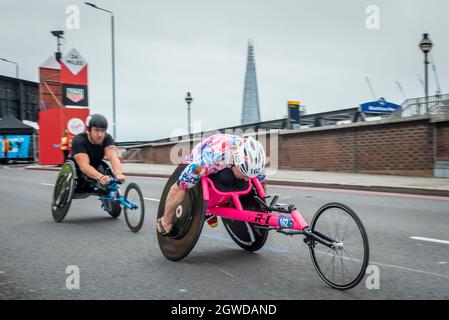 London, Großbritannien. Oktober 2021. (Möglicher Rollstuhl-Lauf, 20. Platz) (R) Bret Crossley (GBR) passiert beim London Marathon die 24 Meilen bei Blackfriars, das erste Mal seit April 2019 aufgrund der Covid-19-Pandemie. Über 36,000 Spitzensportler, Clubläufer und Fun-Läufer nehmen an dem Massenevent Teil, weitere 40,000 Menschen nehmen virtuell Teil. Kredit: Stephen Chung/Alamy Live Nachrichten Stockfoto