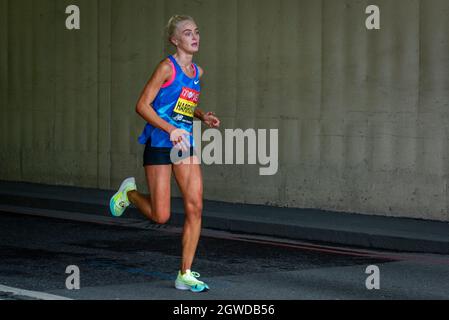 London, Großbritannien. Oktober 2021. Samantha HARRISON (GBR) passiert beim London Marathon die 24 Meilen bei Blackfriars, das erste Mal seit April 2019 aufgrund der Covid-19-Pandemie. Über 36,000 Spitzensportler, Clubläufer und Fun-Läufer nehmen an dem Massenevent Teil, weitere 40,000 Menschen nehmen virtuell Teil. Kredit: Stephen Chung/Alamy Live Nachrichten Stockfoto