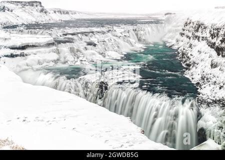 Langzeitaufnahme des Gullfoss-Wasserfalls im Südwesten Islands im Winter. Stockfoto
