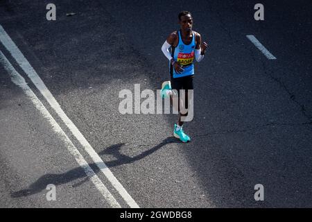 London, Großbritannien. Oktober 2021. Mohamud AAADAN (GBR) übergibt beim London-Marathon die 24 Meilen bei Blackfriars, das erste Mal seit April 2019 aufgrund der Covid-19-Pandemie. Über 36,000 Spitzensportler, Clubläufer und Fun-Läufer nehmen an dem Massenevent Teil, weitere 40,000 Menschen nehmen virtuell Teil. Kredit: Stephen Chung/Alamy Live Nachrichten Stockfoto