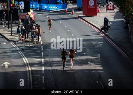 London, Großbritannien. Oktober 2021. Elite-Läufer passieren beim London-Marathon die Meile 24 bei Blackfriars, das erste Mal seit April 2019 aufgrund der Covid-19-Pandemie. Über 36,000 Spitzensportler, Clubläufer und Fun-Läufer nehmen an dem Massenevent Teil, weitere 40,000 Menschen nehmen virtuell Teil. Kredit: Stephen Chung/Alamy Live Nachrichten Stockfoto
