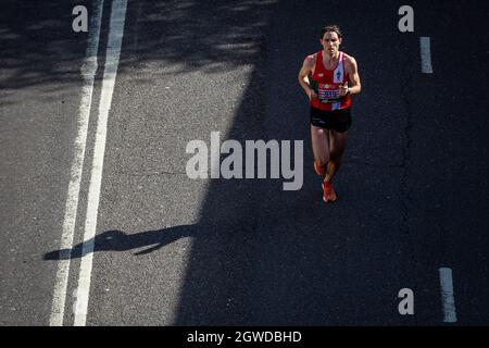 London, Großbritannien. Oktober 2021. Beim London-Marathon passiert ein Läufer beim Blackfriars die 24 Meilen, das erste Mal seit April 2019 aufgrund der Covid-19-Pandemie. Über 36,000 Spitzensportler, Clubläufer und Fun-Läufer nehmen an dem Massenevent Teil, weitere 40,000 Menschen nehmen virtuell Teil. Kredit: Stephen Chung/Alamy Live Nachrichten Stockfoto