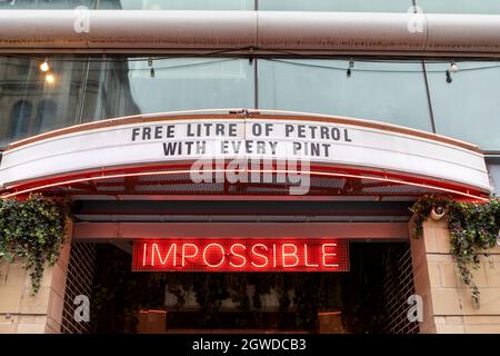 Ein Schild vor einer Manchster Bar, das auf die aktuelle Kraftstoffnachfragekrise in Großbritannien verweist. Manchester, Großbritannien. Stockfoto