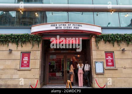 Ein Schild vor einer Manchster Bar, das auf die aktuelle Kraftstoffnachfragekrise in Großbritannien verweist. Manchester, Großbritannien. Stockfoto