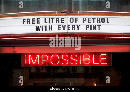 Ein Schild vor einer Manchster Bar, das auf die aktuelle Kraftstoffnachfragekrise in Großbritannien verweist. Manchester, Großbritannien. Stockfoto