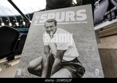 London, Großbritannien. 3. Oktober 2021; Tottenham Hotspur Stadium. Tottenham, London, England; Premier League Football, Tottenham versus Aston Villa: Spurs-Spielprogramm mit einer Hommage an Jimmy Greaves MBE, der am 19. September 2021 im Alter von 81 Jahren verstarb.nur zur redaktionellen Verwendung, Lizenz für kommerzielle Nutzung erforderlich. Keine Verwendung bei Wetten, Spielen oder einer Veröffentlichung in einem Club/einer Liga/einem Spieler. Kredit: Aktion Plus Sport Bilder/Alamy Live Nachrichten Stockfoto