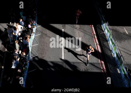 DAMM, LONDON, GROSSBRITANNIEN. 3. Oktober 2021. Die Läufer des London-Marathons passieren Embankment, während sie entlang der Themse laufen. Stockfoto