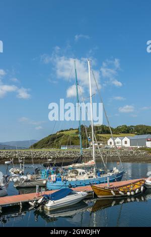 BANTRY, IRLAND - 28. Aug 2021: Die Bantry Marina in Bantry Town, West Cork, Irland im Sommer Stockfoto