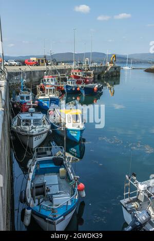 BANTRY, IRLAND - 28. Aug 2021: Die Bantry Marina in Bantry Town, West Cork, Irland im Sommer Stockfoto