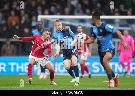 High Wycombe, Großbritannien. Oktober 2021. Daryl Horgan von Wycombe Wanderers und Alfie McCalmont (Leihgabe von Leeds United) von Morecambe während des Sky Bet League 1-Spiels zwischen Wycombe Wanderers und Morecambe am 2. Oktober 2021 im Adams Park, High Wycombe, England. Foto von Andrew Rowland. Quelle: Prime Media Images/Alamy Live News Stockfoto