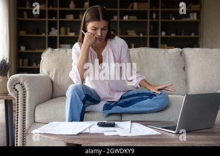 Besorgt frustriert Millennial Hausbesitzer Mädchen Blick auf Rechnungen für Zahlungen Stockfoto