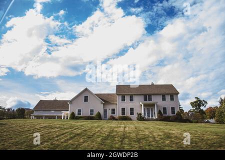 NEW YORK, VEREINIGTE STAATEN - 08. Okt 2017: Ein schönes, geräumiges Haus auf dem Hügel unter einem blau bewölkten Himmel an einem sonnigen Tag Stockfoto