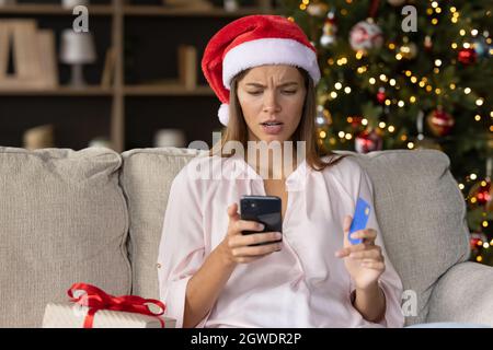 Besorgt besorgt Mädchen in Weihnachten Santa hat Probleme Stockfoto