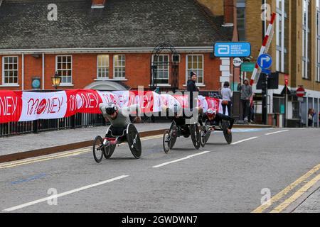 London, Großbritannien. London, Großbritannien. 3. Oktober 2021; London, England: The Virgin Money 2021 London Marathon: Aaron Pike aus den USA führt eine Gruppe über die Narrow Street Swing Bridge, Limehouse Basin zwischen Mile 14 und 15. Kredit: Action Plus Sports Images/Alamy Live News Gutschrift: Action Plus Sports Images/Alamy Live News Stockfoto