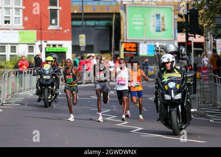London, Großbritannien. London, Großbritannien. 3. Oktober 2021; London, England: The Virgin Money 2021 London Marathon: Führende Gruppe von Elite-Läufern auf der Butcher Row, Limehouse zwischen Meile 21 und 22, die in Richtung Zentrum von London und dem Ziel begann. Kredit: Action Plus Sports Images/Alamy Live News Gutschrift: Action Plus Sports Images/Alamy Live News Stockfoto