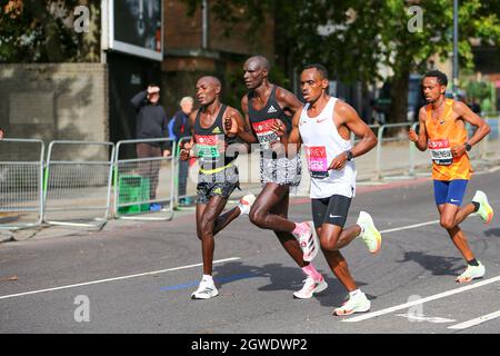 London, Großbritannien. London, Großbritannien. 3. Oktober 2021; London, England: The Virgin Money 2021 London Marathon: Führende Gruppe von Elite-Läufern auf der Butcher Row, Limehouse zwischen Meile 21 und 22, die in Richtung Zentrum von London und dem Ziel begann. Kredit: Action Plus Sports Images/Alamy Live News Gutschrift: Action Plus Sports Images/Alamy Live News Stockfoto