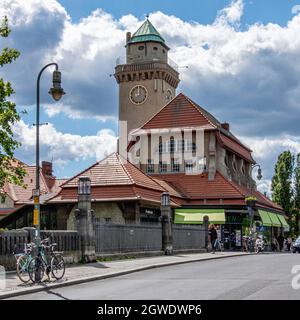 S-Bahn-Station Frohnau und Casino-Turm. Der Bahnhof bedient die S1-Bahnlinie des Berlin-Brandenburg-Nahverkehrsnetzes. Stockfoto