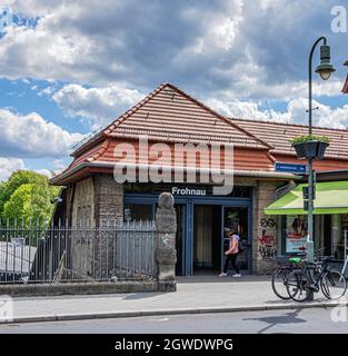 Der S-Bahnhof Frohnau bedient die S1-Bahnlinie des Berlin-Brandenburg-Nahverkehrsnetzes. Der Stationsarchitekt Stockfoto