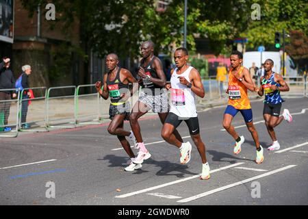 London, Großbritannien. London, Großbritannien. 3. Oktober 2021; London, England: The Virgin Money 2021 London Marathon: Führende Gruppe von Elite-Läufern auf der Butcher Row, Limehouse zwischen Meile 21 und 22, die in Richtung Zentrum von London und dem Ziel begann. Kredit: Action Plus Sports Images/Alamy Live News Gutschrift: Action Plus Sports Images/Alamy Live News Stockfoto