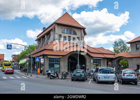 Der S-Bahnhof Frohnau bedient die S1-Bahnlinie des Bahnnetzes Berlin-Brandenburg.Eingang Jugendstil. Architekten Gustav Hart und Alfred Lesser Stockfoto