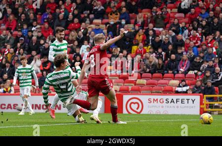 Joao Pedro Jota von Celtic erzielt beim Cinch Premiership-Spiel im Pittodrie Stadium, Aberdeen, das zweite Tor ihrer Mannschaft. Bilddatum: Sonntag, 3. Oktober 2021. Stockfoto