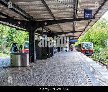 Der S-Bahnhof Frohnau bedient die S1-Bahnlinie des Berlin-Brandenburg-Nahverkehrsnetzes.Berlin, Deutschland. Plattform und Zug Stockfoto