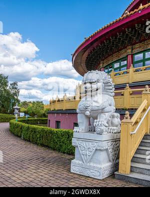 Außenansicht des chinesischen Restaurants Himmels Pagode in Hohen Neuendorf, Berlin. Farbenfrohes, mehrstöckiges Gebäude Stockfoto