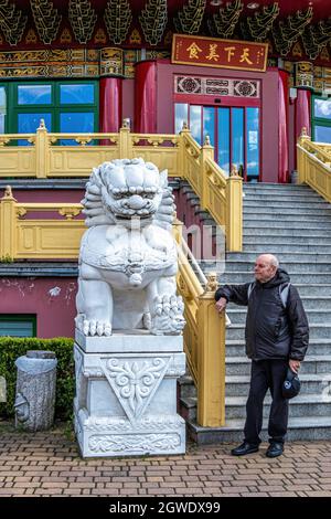 Außenansicht des chinesischen Restaurants Himmels Pagode in Hohen Neuendorf, Berlin. Farbenfrohes, mehrstöckiges Gebäude Stockfoto