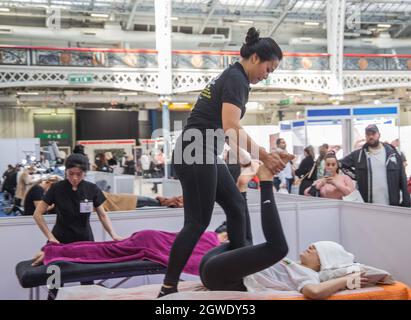 London, Großbritannien. Oktober 2021. Die National Massage Championship in diesem Herbst, dem größten Beauty-Erlebnis für Profis, Olympia Beauty, bietet Live-Vorführungen, spezielle Show-Funktionen und interessante Seminare, zwei Tage lang Live-Vorführungen, spezielle Show-Funktionen und spannende Seminare sowie unglaubliche Wettbewerbe, die stattfinden, Inklusive der Lash Games und .Paul Quezada-Neiman/Alamy Live News Credit: Paul Quezada-Neiman/Alamy Live News Stockfoto