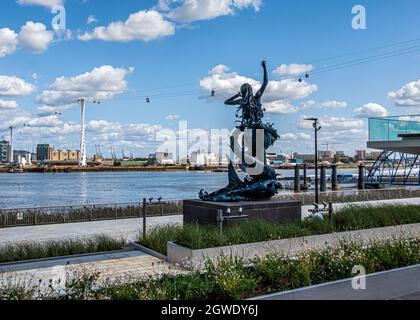 Skulptur der Meerjungfrau des Künstlers Damien Hirst und Emirates Cable Way auf der Halbinsel North Greenwich, London, Großbritannien Stockfoto