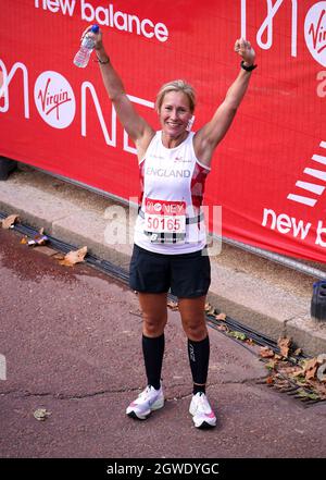 Sophie Raworth feiert nach dem Abschluss des Virgin Money London Marathon. Bilddatum: Sonntag, 3. Oktober 2021. Stockfoto